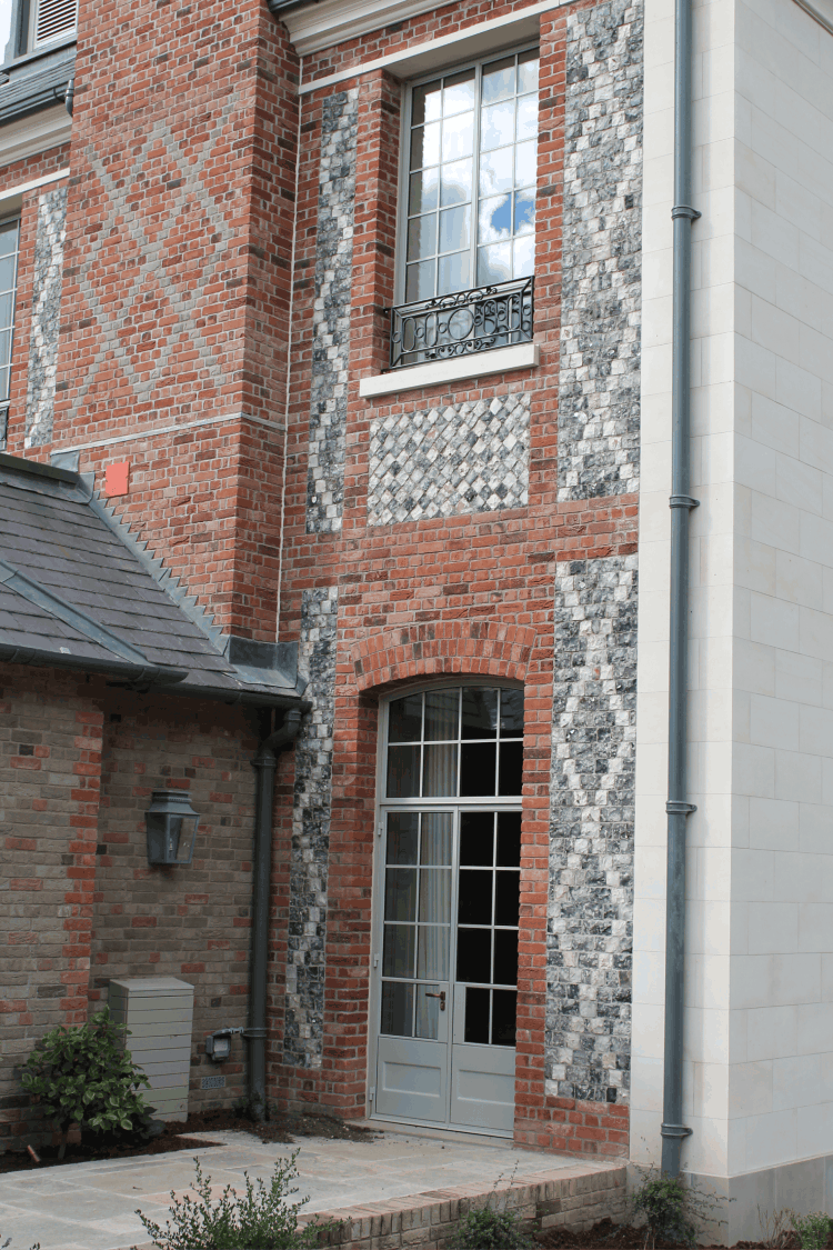Zig zag and hatch flint detailing