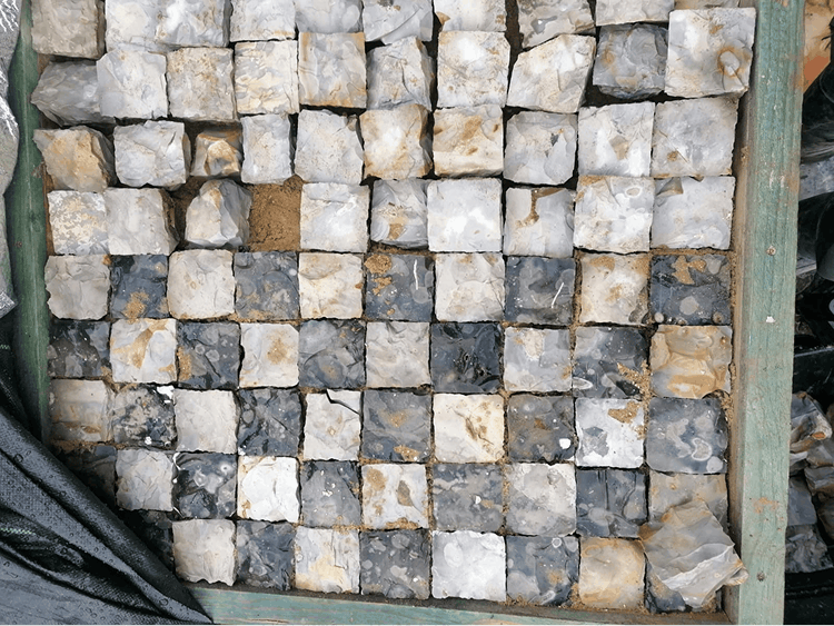 Arranging knapped flints