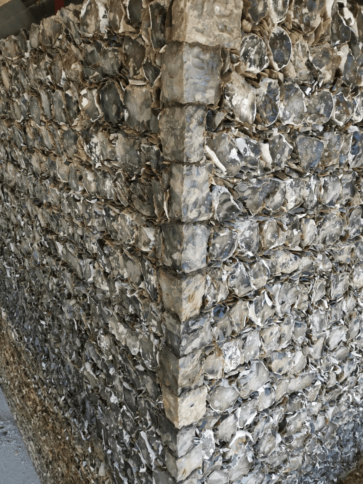 This shows how square knapped flint can be used in conjunction with galleted knapped flint work. A strong look on this modern Surrey flint build.