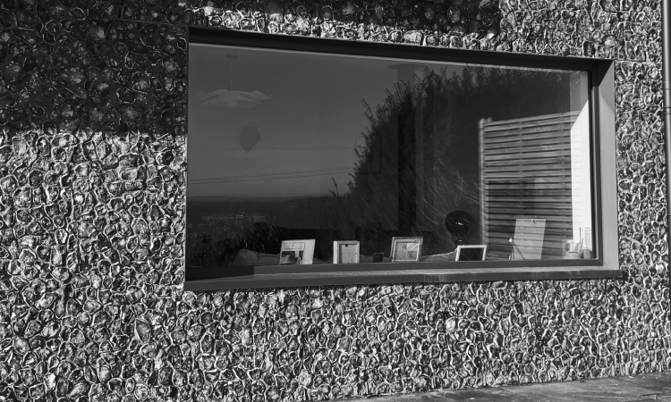 These aluminium cheeks created  a crisp corner detail on this knapped flint work extension in Sussex.